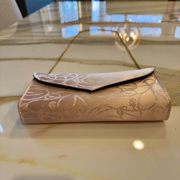 VINTAGE SOFT PINK FABRIC SCROLL PATERN PURSE WITH GOLD CHAIN - Picture 13 of 13